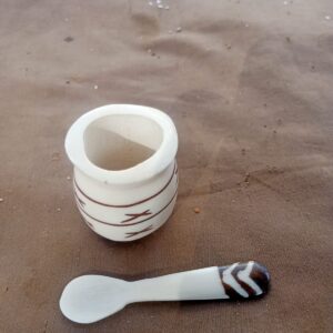 Store Hand-carved bone spice/salt pot with etched detailing, paired with a matching two-tone spoon featuring horn accents.